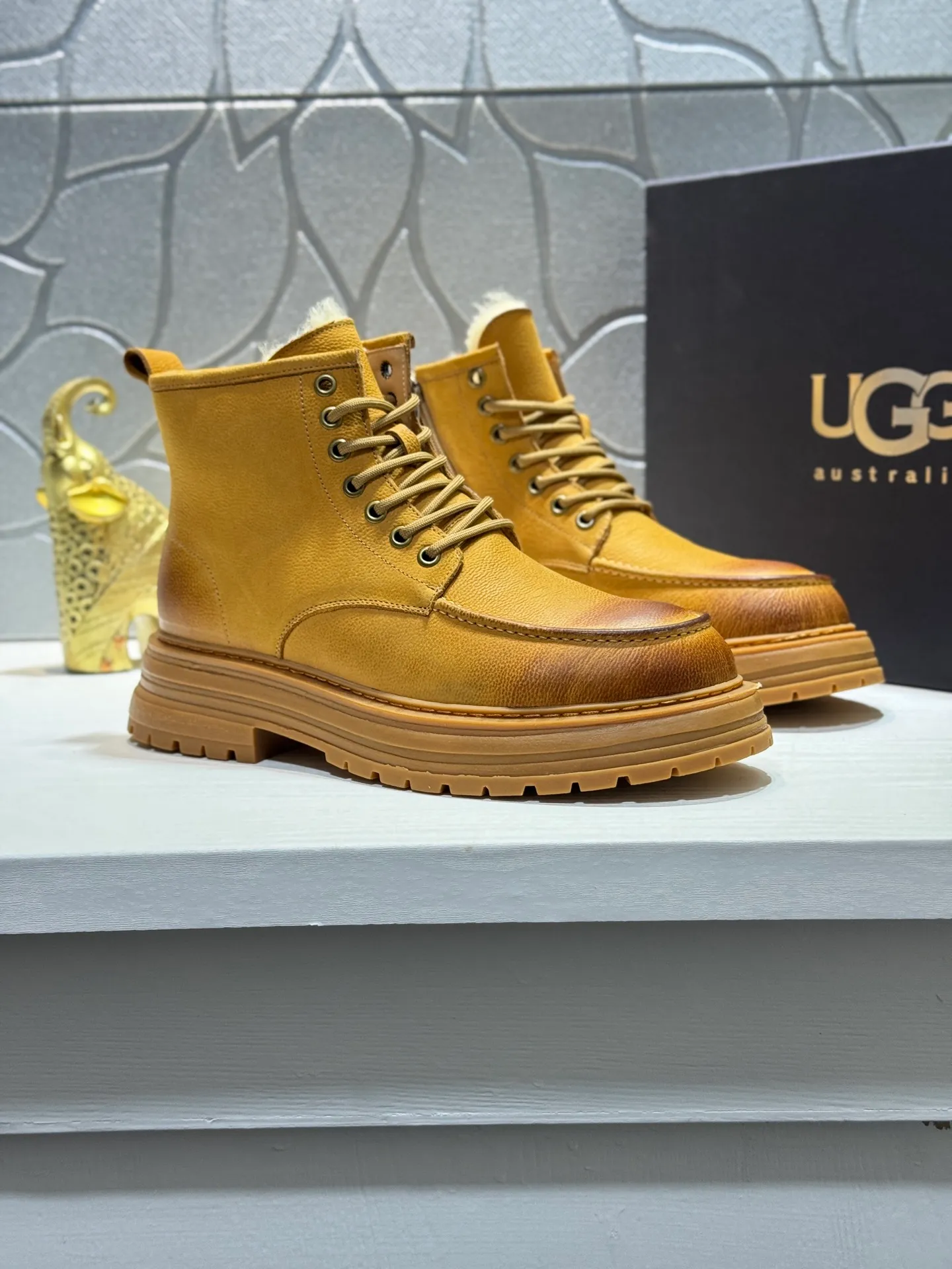 Men's men's shoes 💰660 [New style] 🦥🦥UGG - high-end quality 🔥Australian imported wool 🔥Full fur original single entry and exit counter without pressure, let you feel no replacement 💏The upper is made of first-layer cowhide 'all original Australian wool' Strict men's boots thick wool can be distinguished by the naked eye 💓Real wool keeps warm and does not smell like feet, warms the whole winter ✨Carefully crafted for those who know the goods🔥Size: 38-44 (45 customized